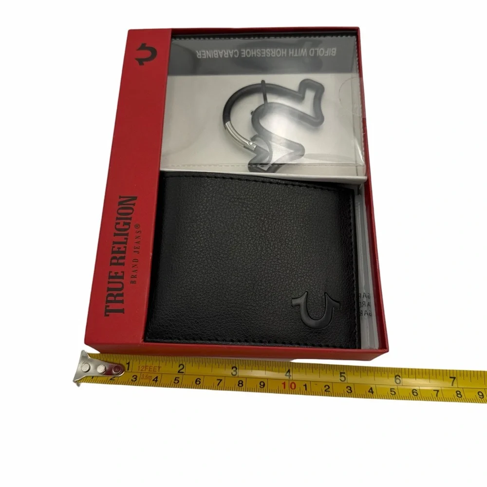 True Religion Genuine Leather Bifold Wallet & Horseshoe Carabiner Gift Set NIB